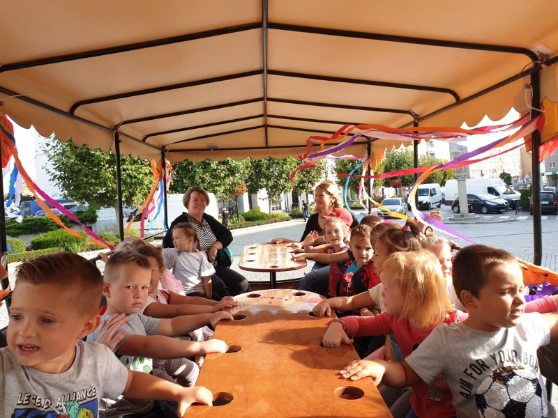 06Oglądamy rynek..jpg